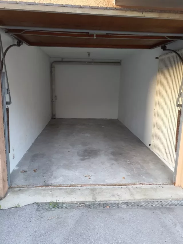 Sion - Reprise de bail Garage / Box avec une place de parc en enfilade