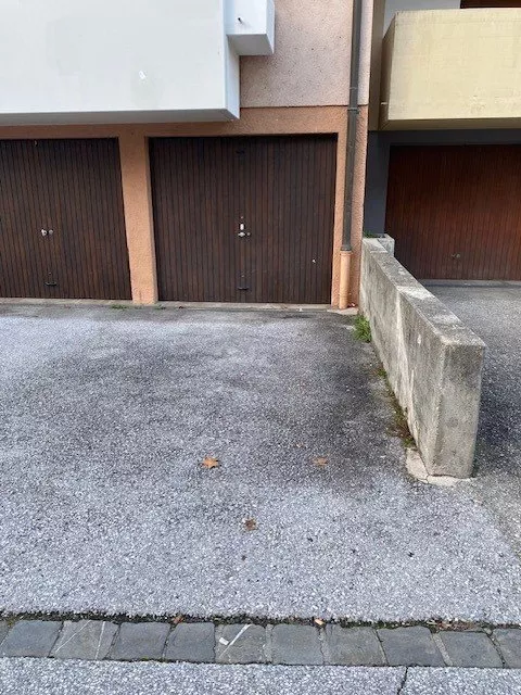 Sion - A louer Garage / Box avec une place de parc en enfilade