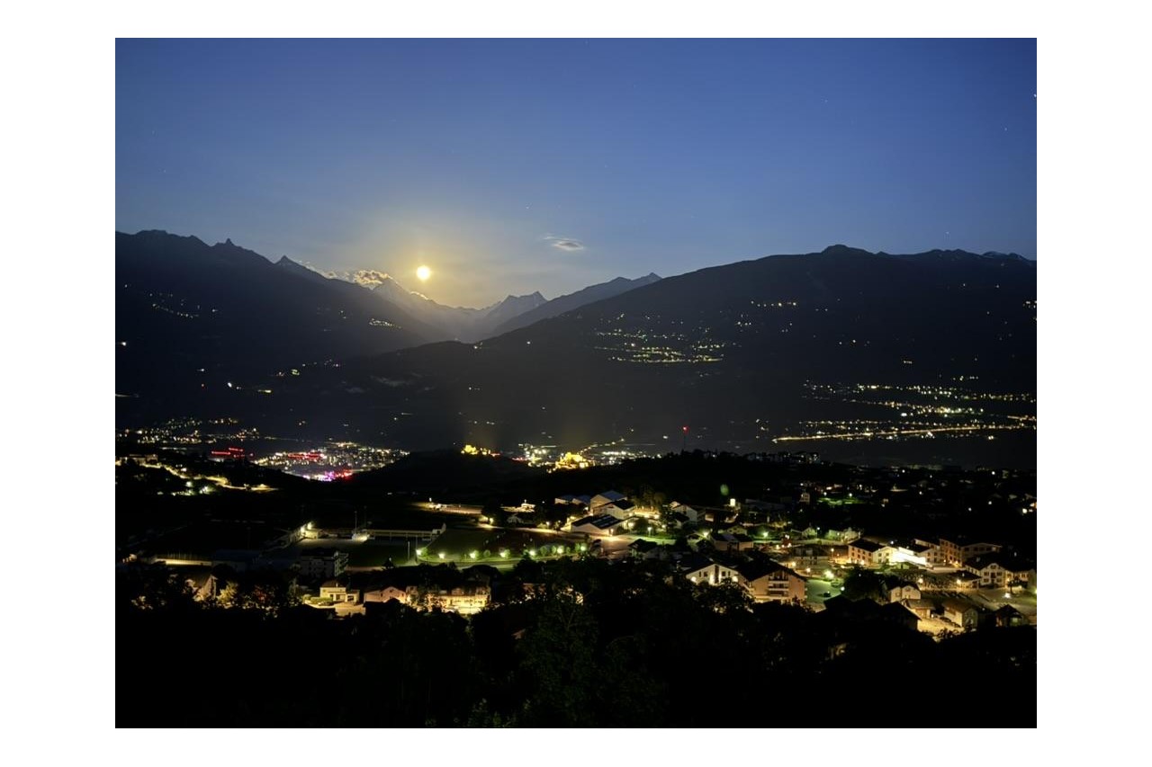 Attique 4.5 pièces d'exception à Savièse : Vue panoramique sur la vallée du Rhône et la Dent Blanche