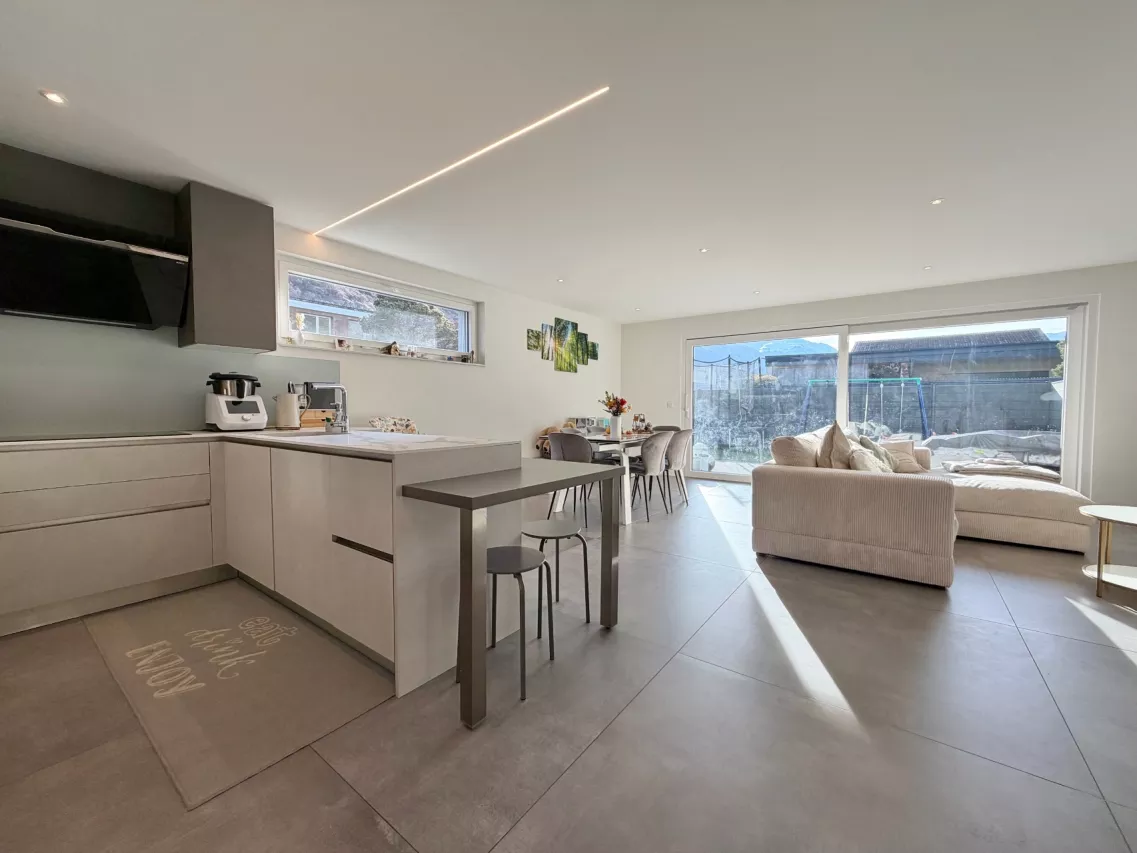 Villa moderne, deux couverts à voiture, à Saxon