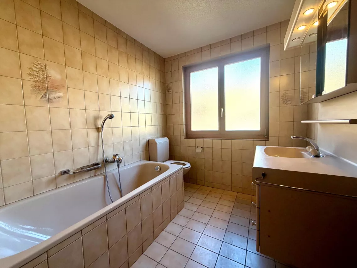 Spacieux appartement de 4.5 pièces avec grande terrasse – fort potentiel de rénovation