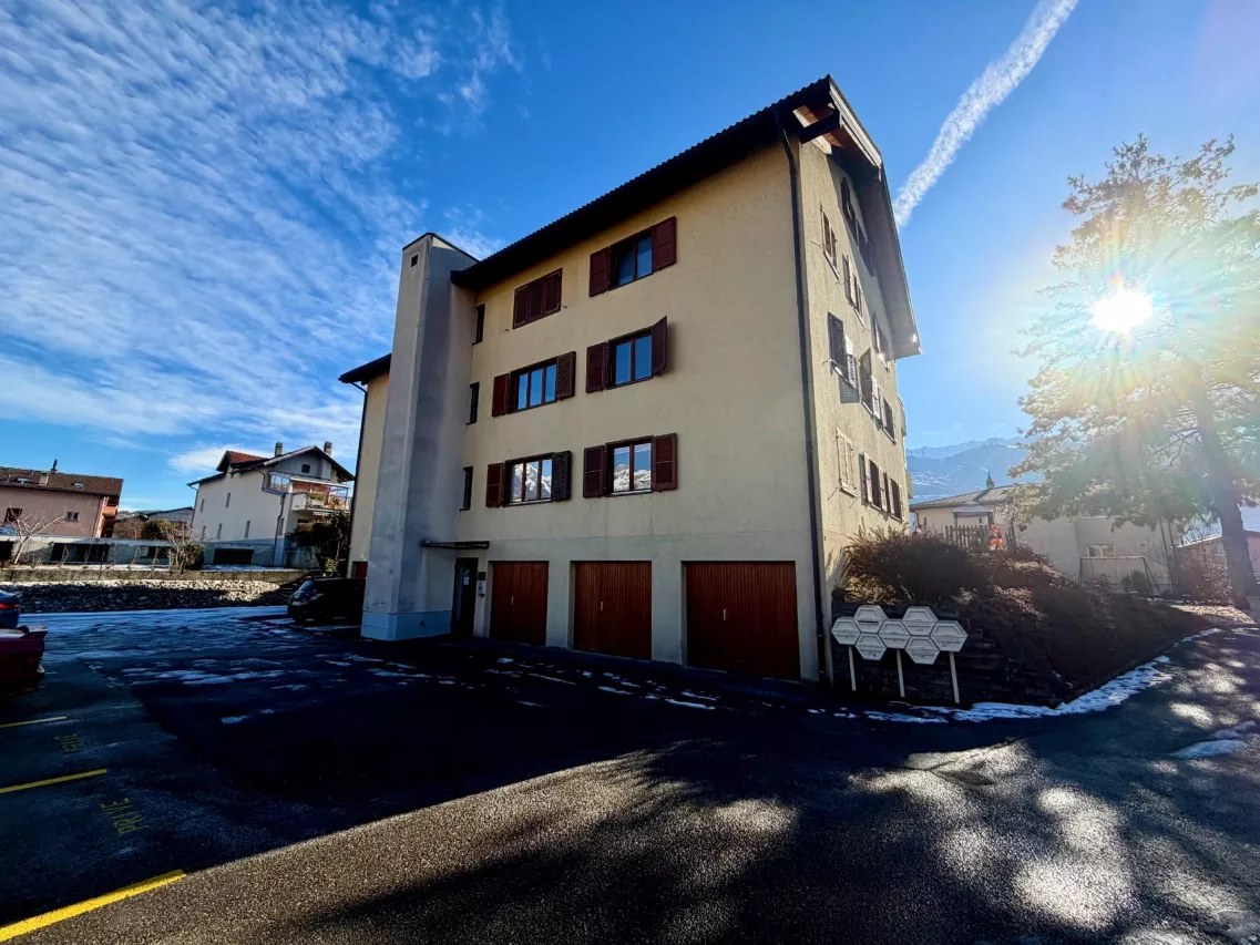 Spacieux appartement de 4.5 pièces avec grande terrasse – fort potentiel de rénovation