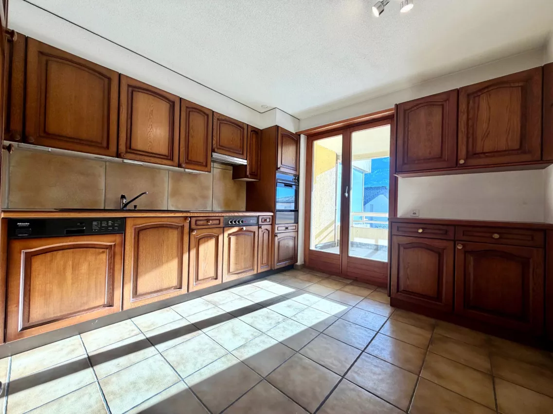 Spacieux appartement de 4.5 pièces avec grande terrasse – fort potentiel de rénovation