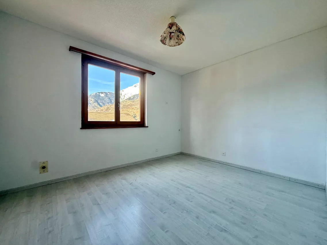 Spacieux appartement de 4.5 pièces avec grande terrasse – fort potentiel de rénovation