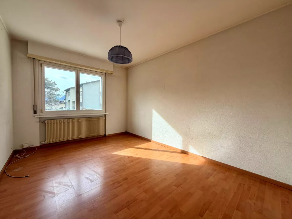 Villa avec fort potentiel sur une parcelle de 864 m2, grand atelier/garage de 73 m2