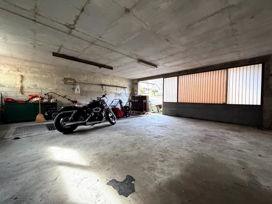 Villa avec fort potentiel sur une parcelle de 864 m2, grand atelier/garage de 73 m2