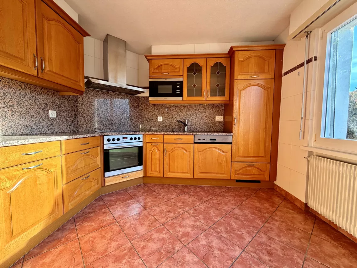 Villa avec fort potentiel sur une parcelle de 864 m2, grand atelier/garage de 73 m2