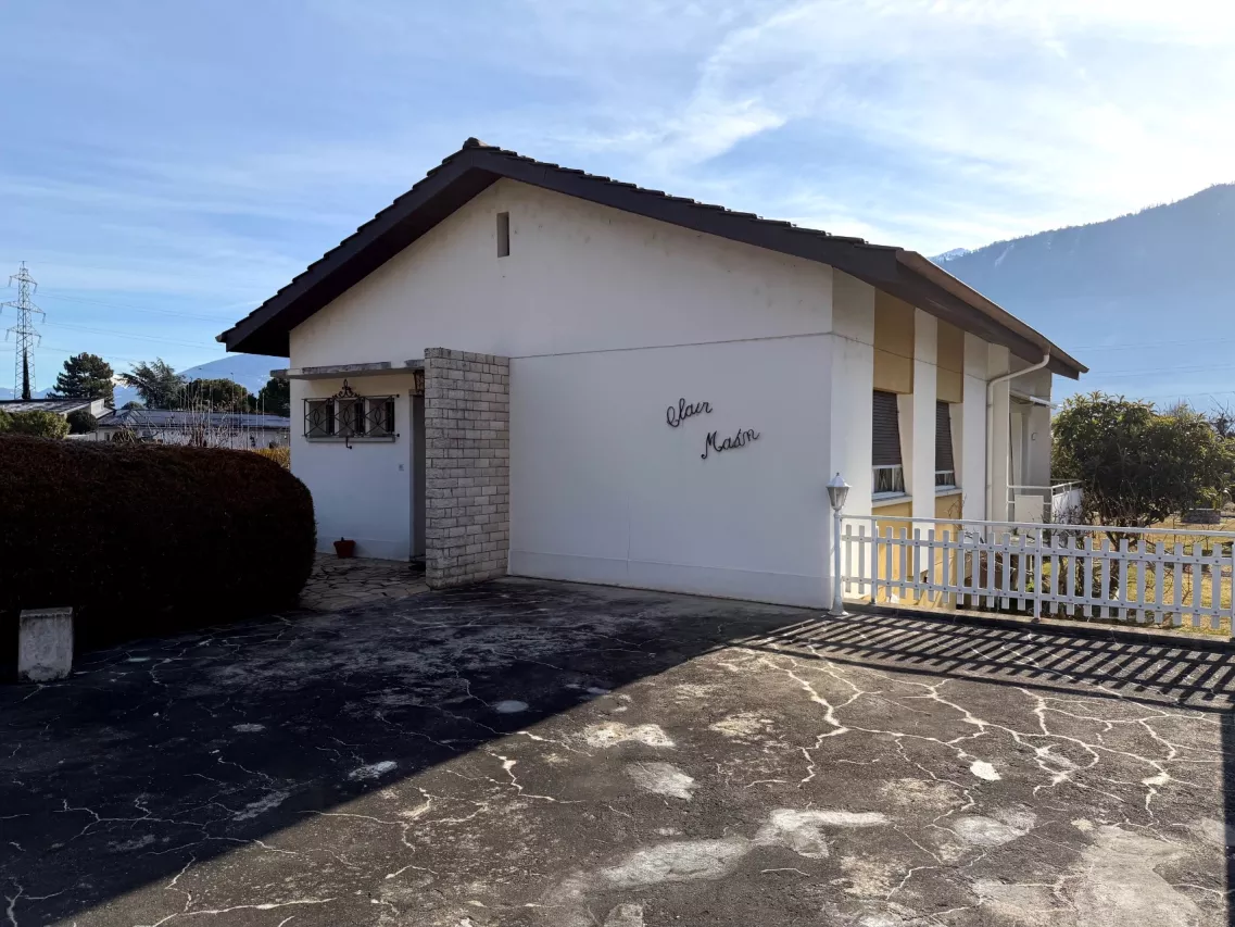 Villa avec fort potentiel sur une parcelle de 864 m2, grand atelier/garage de 73 m2