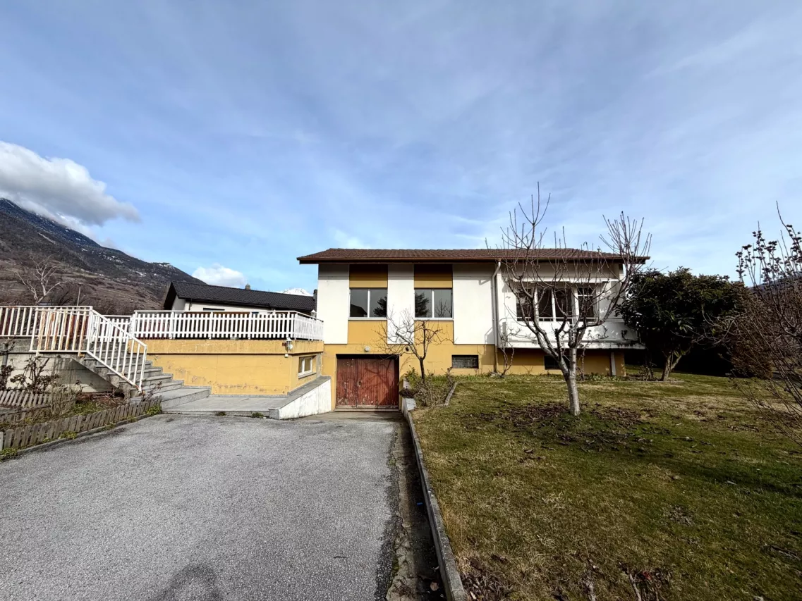 Villa avec fort potentiel sur une parcelle de 864 m2, grand atelier/garage de 73 m2