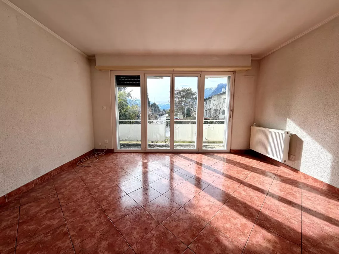 Villa avec fort potentiel sur une parcelle de 864 m2, grand atelier/garage de 73 m2