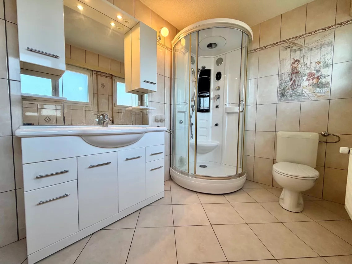 Villa avec fort potentiel sur une parcelle de 864 m2, grand atelier/garage de 73 m2