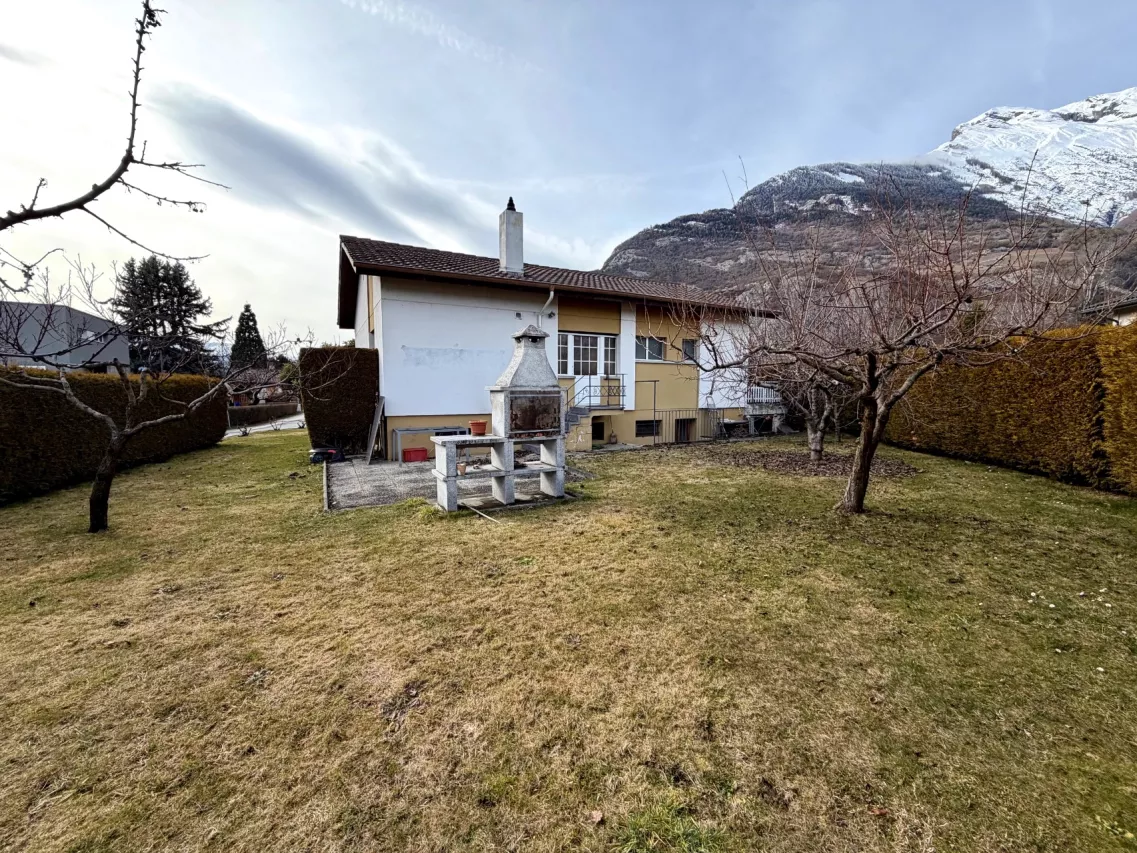 Villa avec fort potentiel sur une parcelle de 864 m2, grand atelier/garage de 73 m2