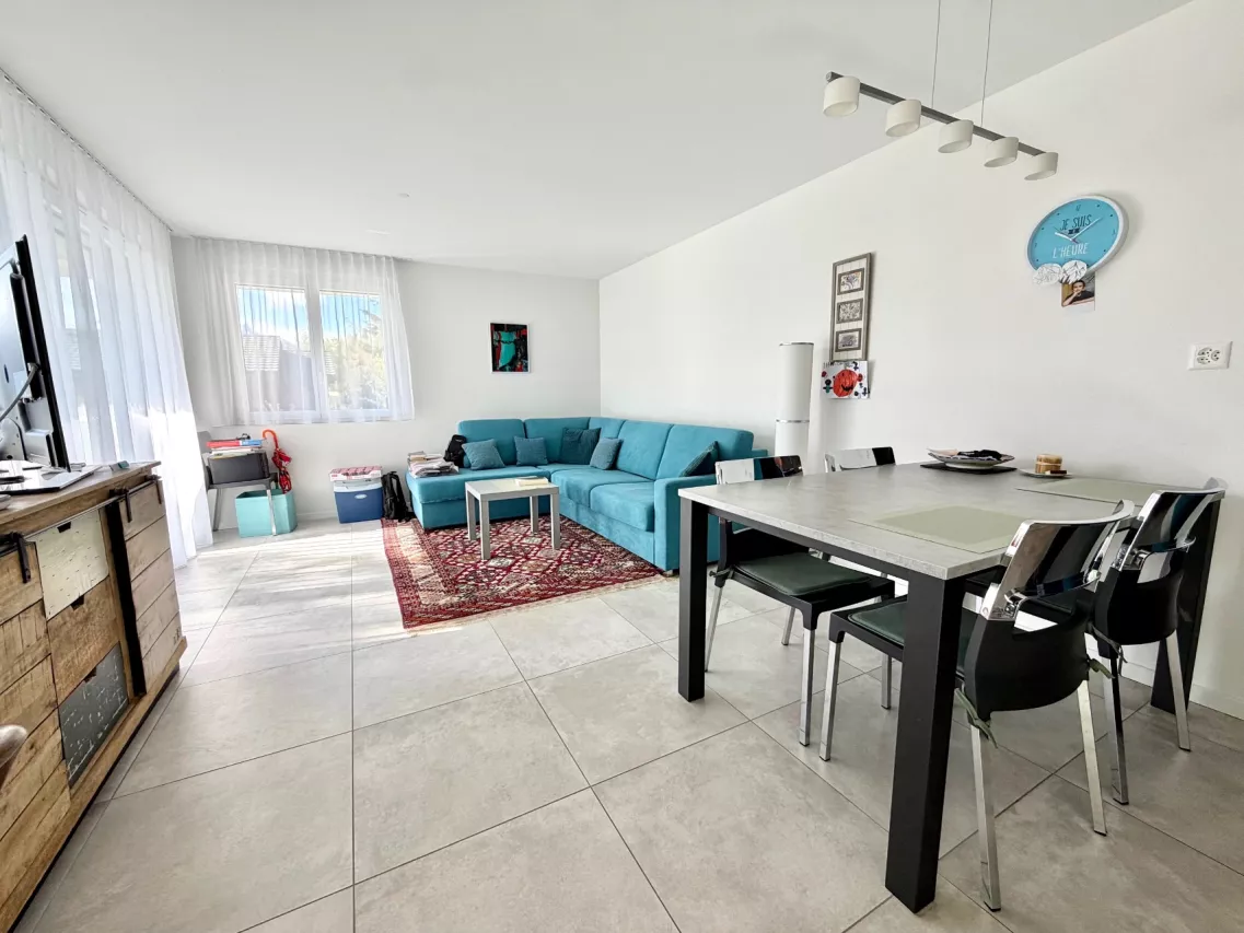 Superbe villa récente, composée de deux appartements
