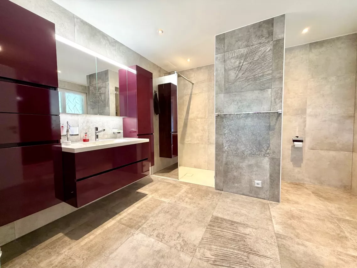 Superbe villa récente, composée de deux appartements