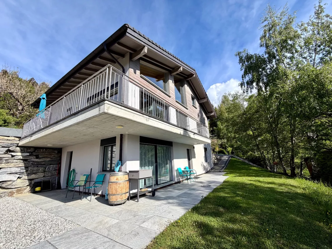 Superbe villa récente, composée de deux appartements