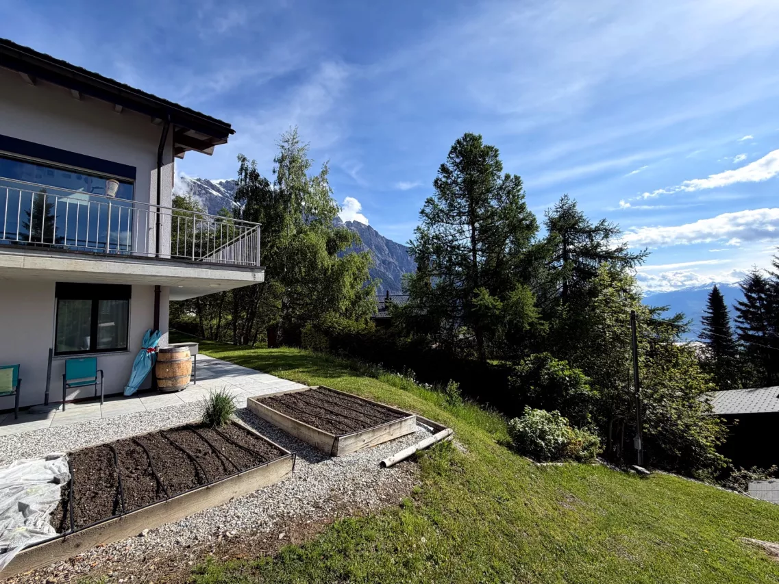 Superbe villa récente, composée de deux appartements