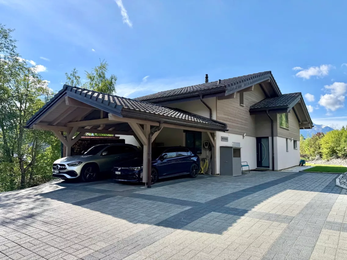 Superbe villa récente, composée de deux appartements