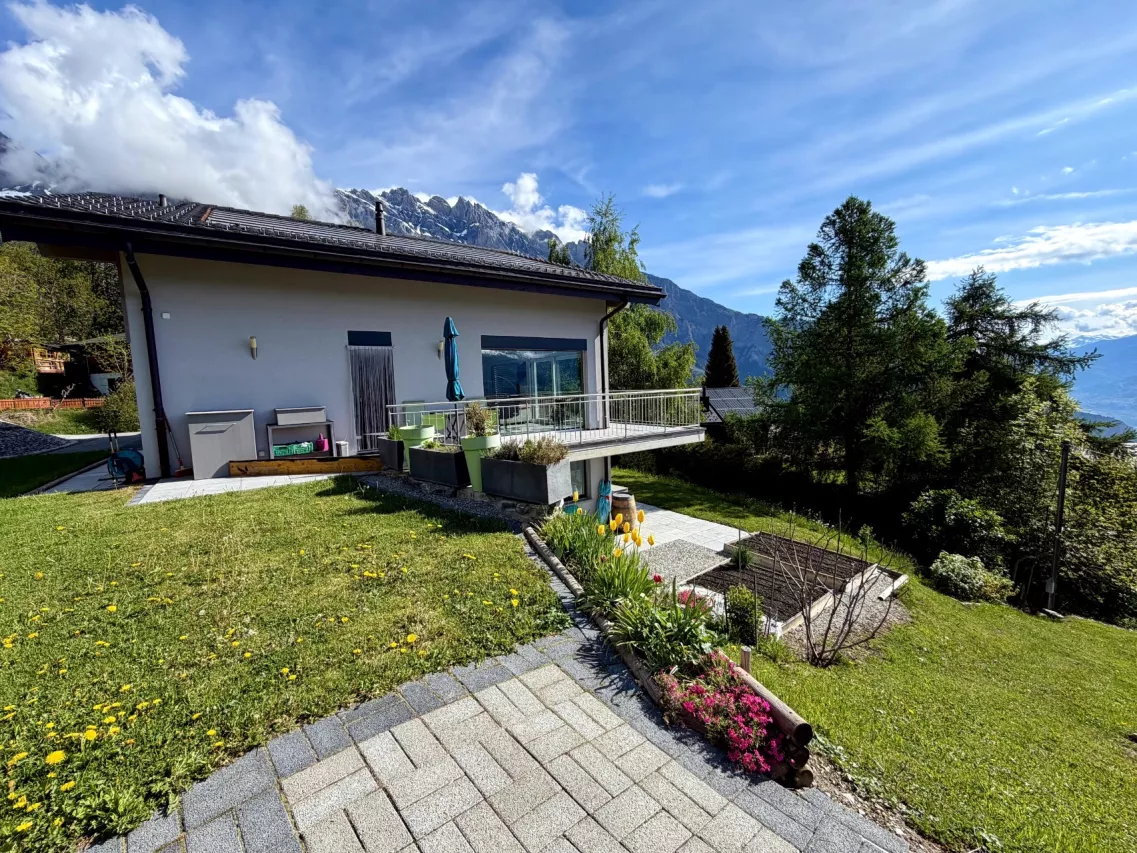 Superbe villa récente, composée de deux appartements