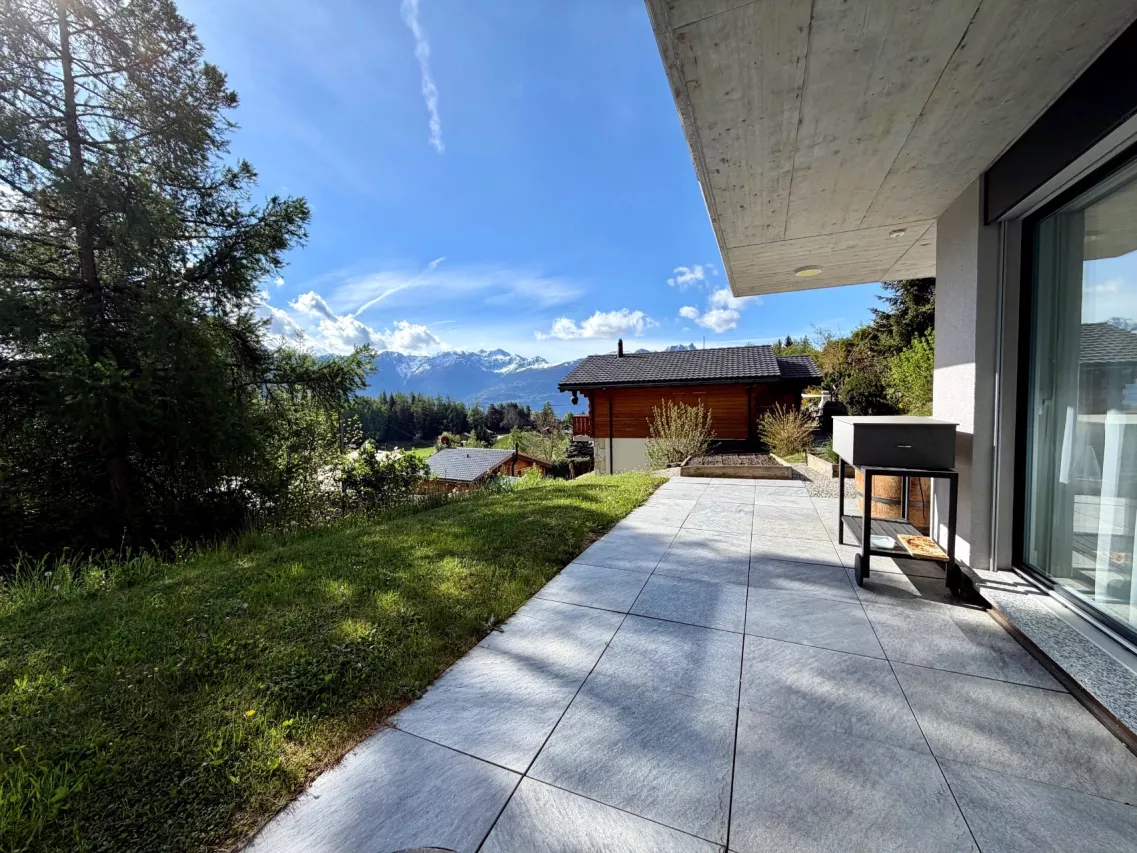 Superbe villa récente, composée de deux appartements