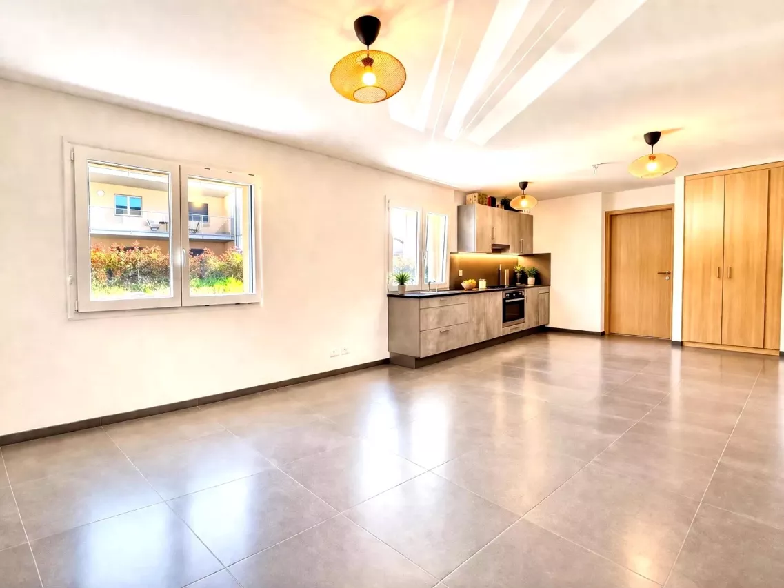 Grand studio, avec place de parc, charges comprises, disponible de suite ou à convenir