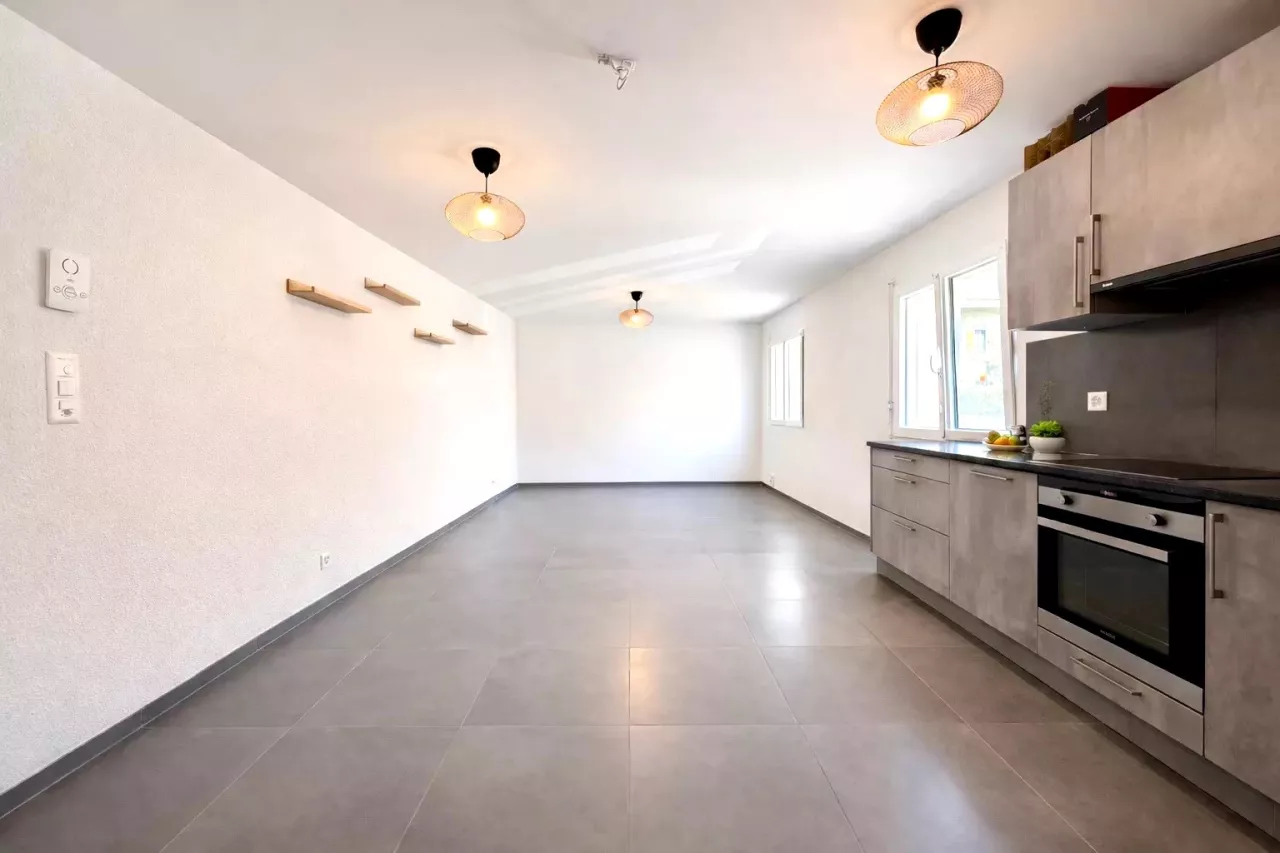 Grand studio, avec place de parc, charges comprises, disponible de suite ou à convenir