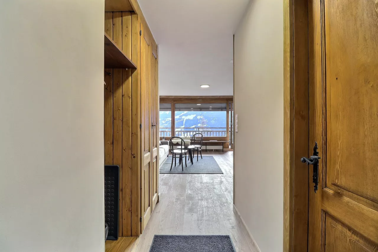 Studio entièrement rénové. Vue imprenable sur les montagnes !