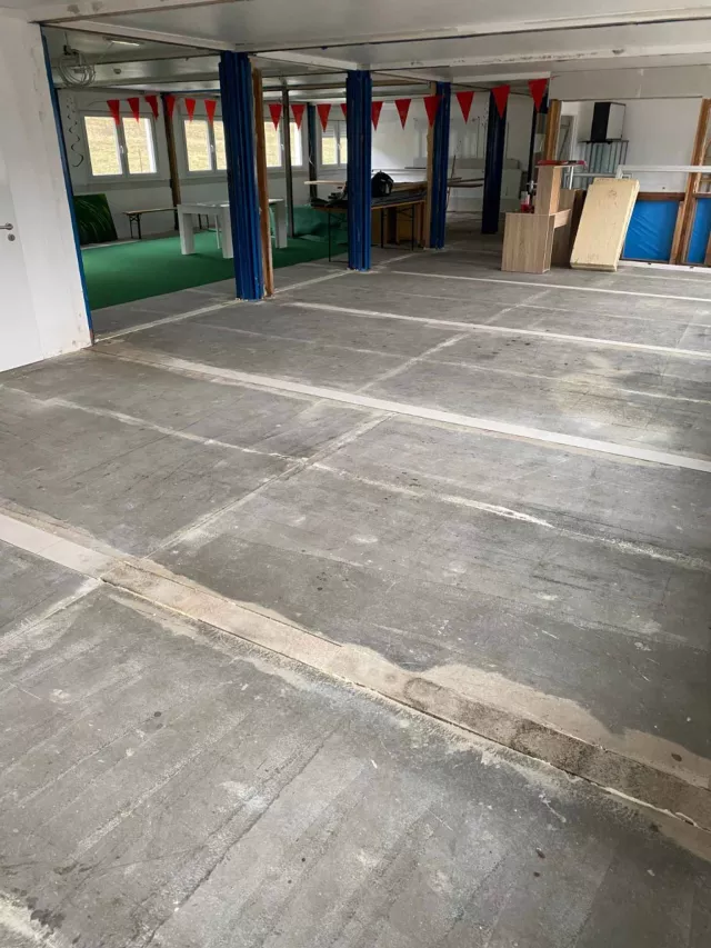 AFFAIRE À SAISIR – TERRAIN ARTISANAL AVEC CONTAINERS – EXCELLENT POTENTIEL