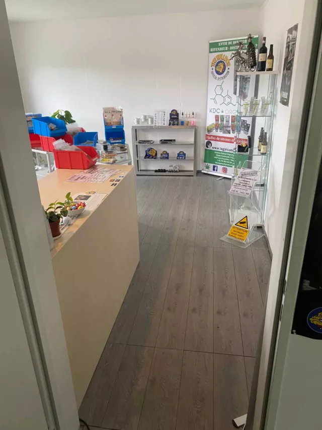 AFFAIRE À SAISIR – TERRAIN ARTISANAL AVEC CONTAINERS – EXCELLENT POTENTIEL