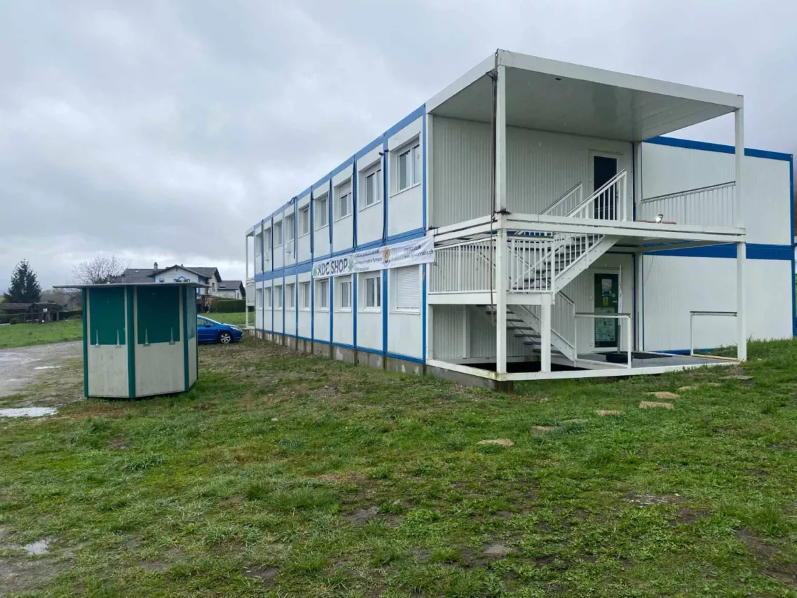 AFFAIRE À SAISIR – TERRAIN ARTISANAL AVEC CONTAINERS – EXCELLENT POTENTIEL