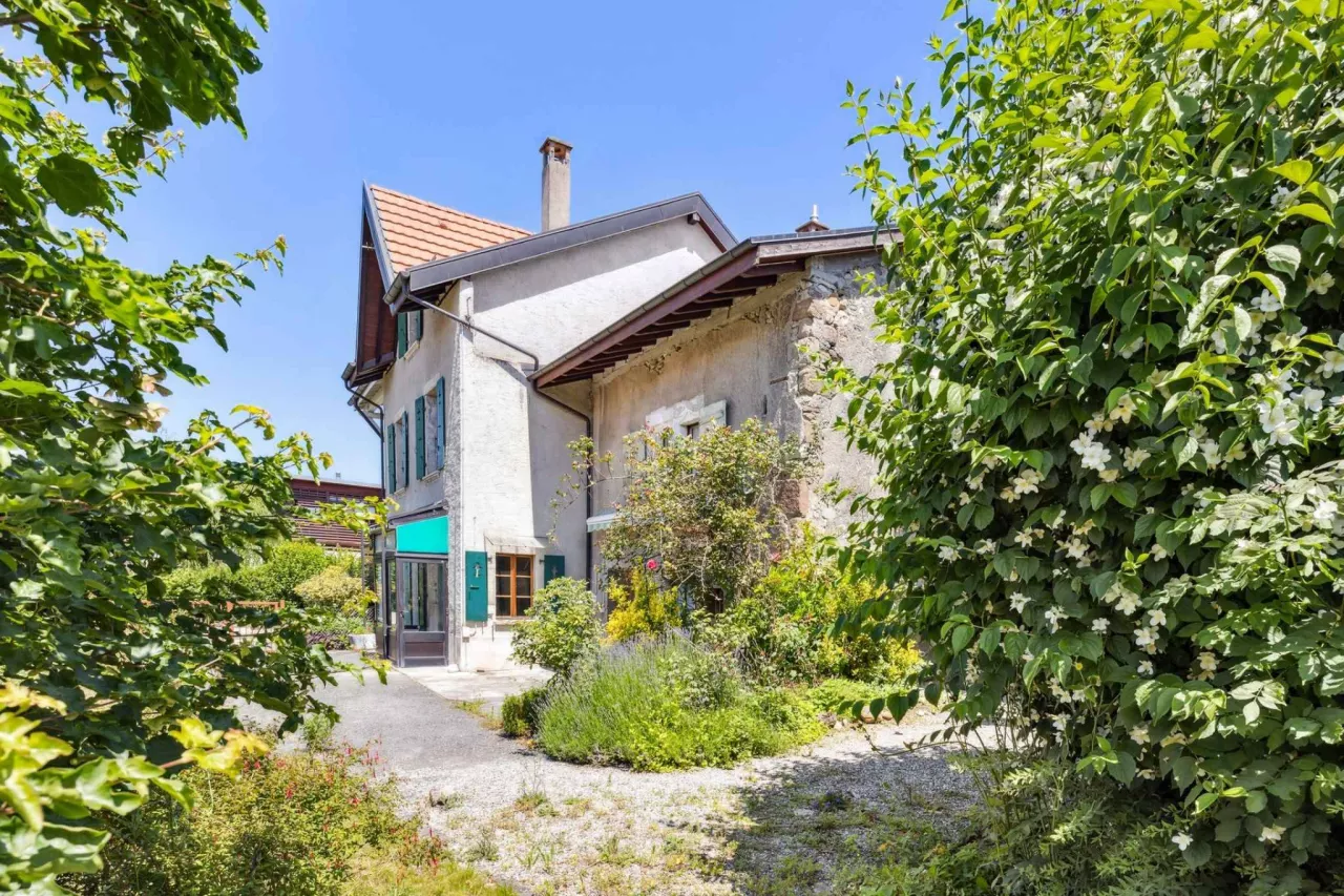 Anières - Charmant ensemble de trois maisons au coeur du village