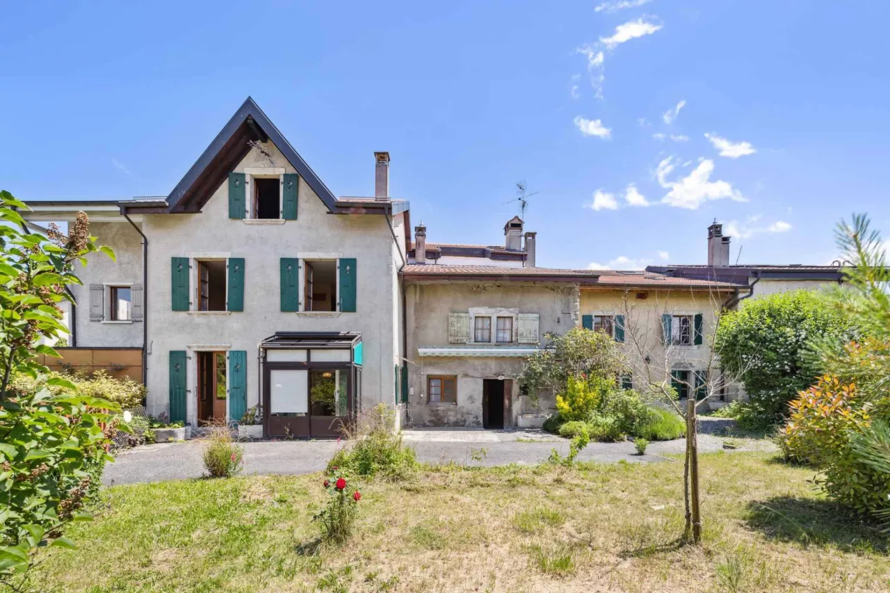 Anières - Charmant ensemble de trois maisons au coeur du village