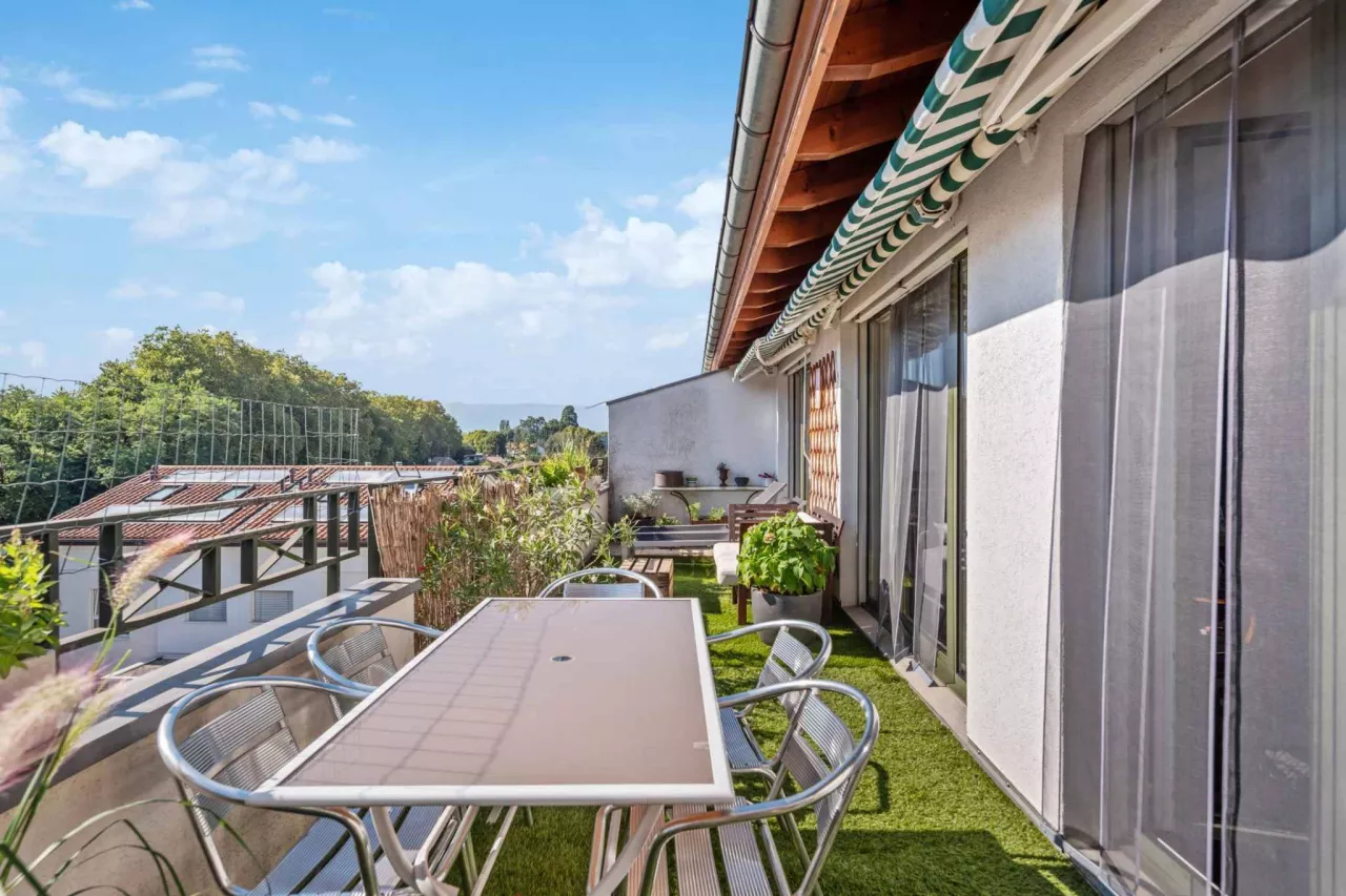 Troinex - Bel appartement traversant en attique