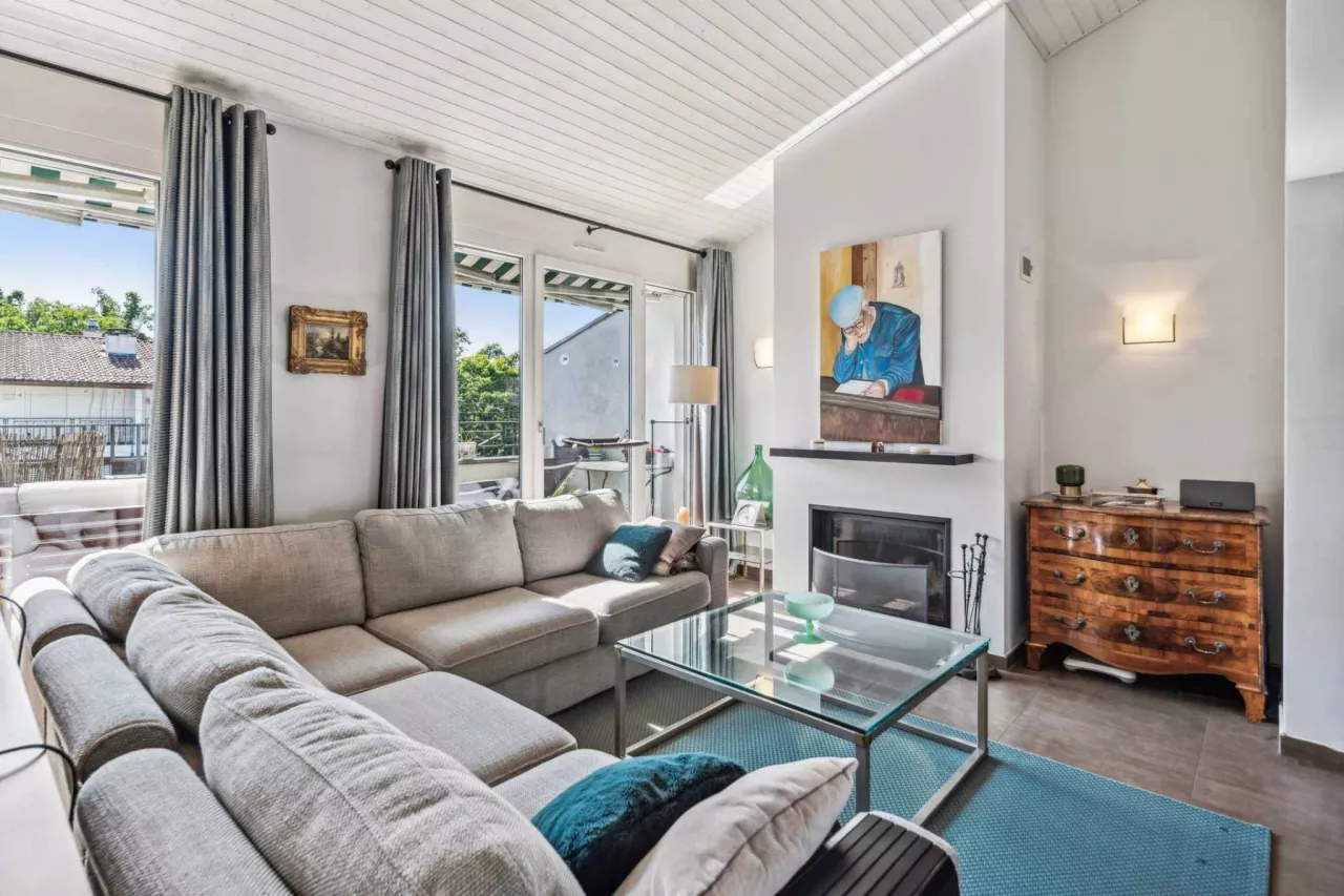 Troinex - Bel appartement traversant en attique