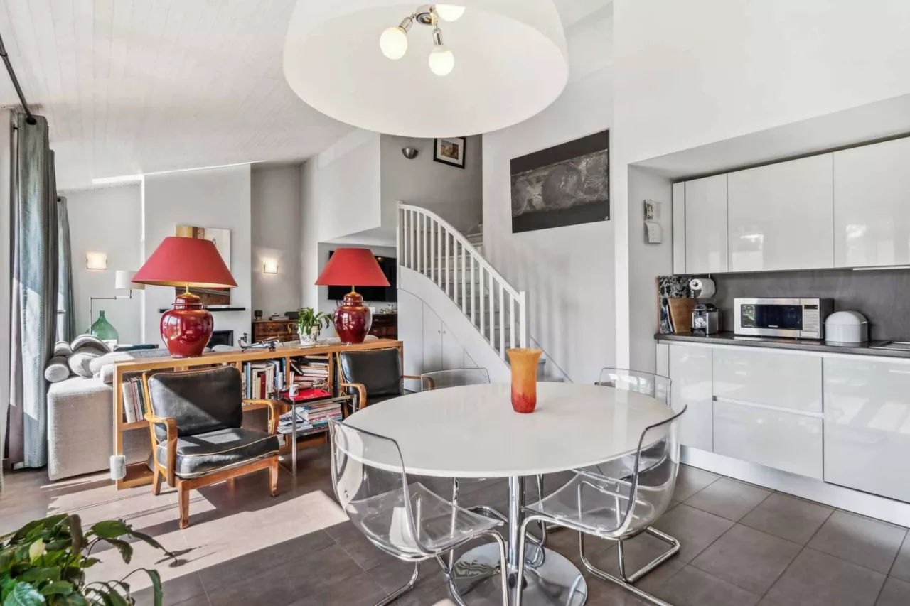Troinex - Bel appartement traversant en attique