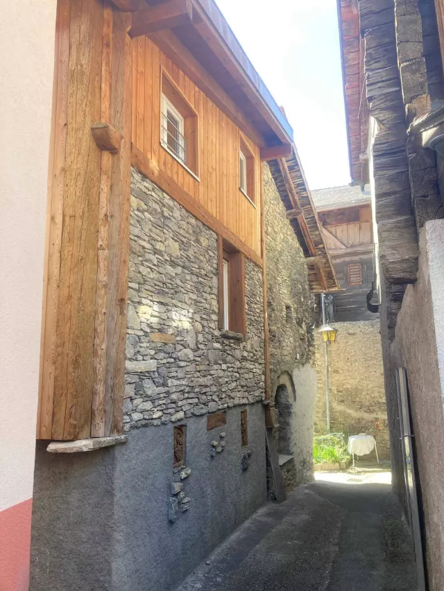 Maison de village totalement reconstruite.
