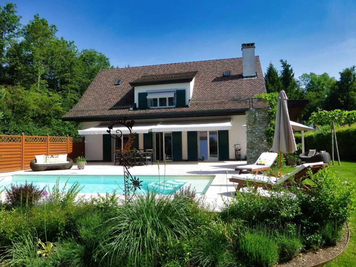 Crissier - Villa lumineuse avec piscine à Crissier village !