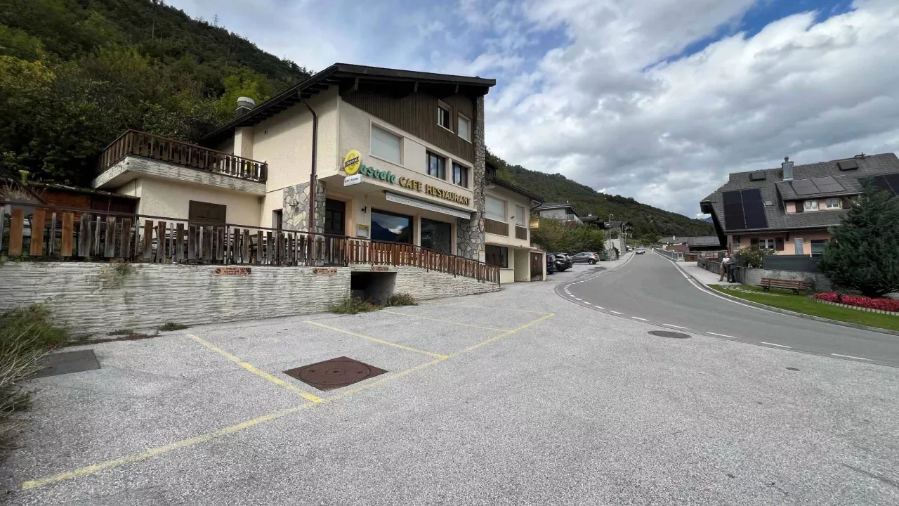 Flanthey - Superbe affaire, immeuble mixte avec nombreux parking !