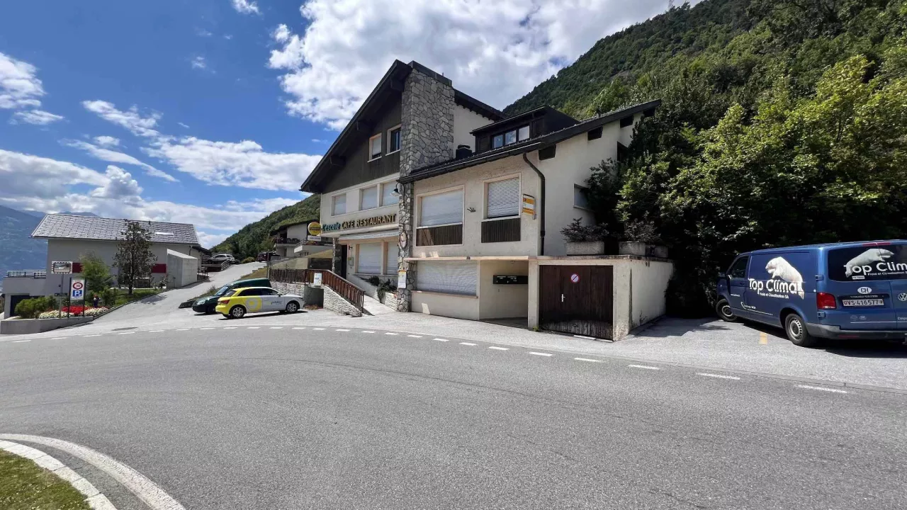 Flanthey - Superbe affaire, immeuble mixte avec nombreux parking !