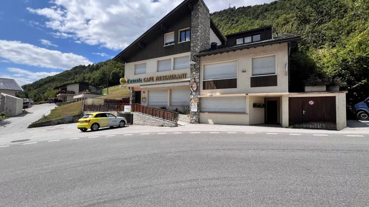 Flanthey - Superbe affaire, immeuble mixte avec nombreux parking !
