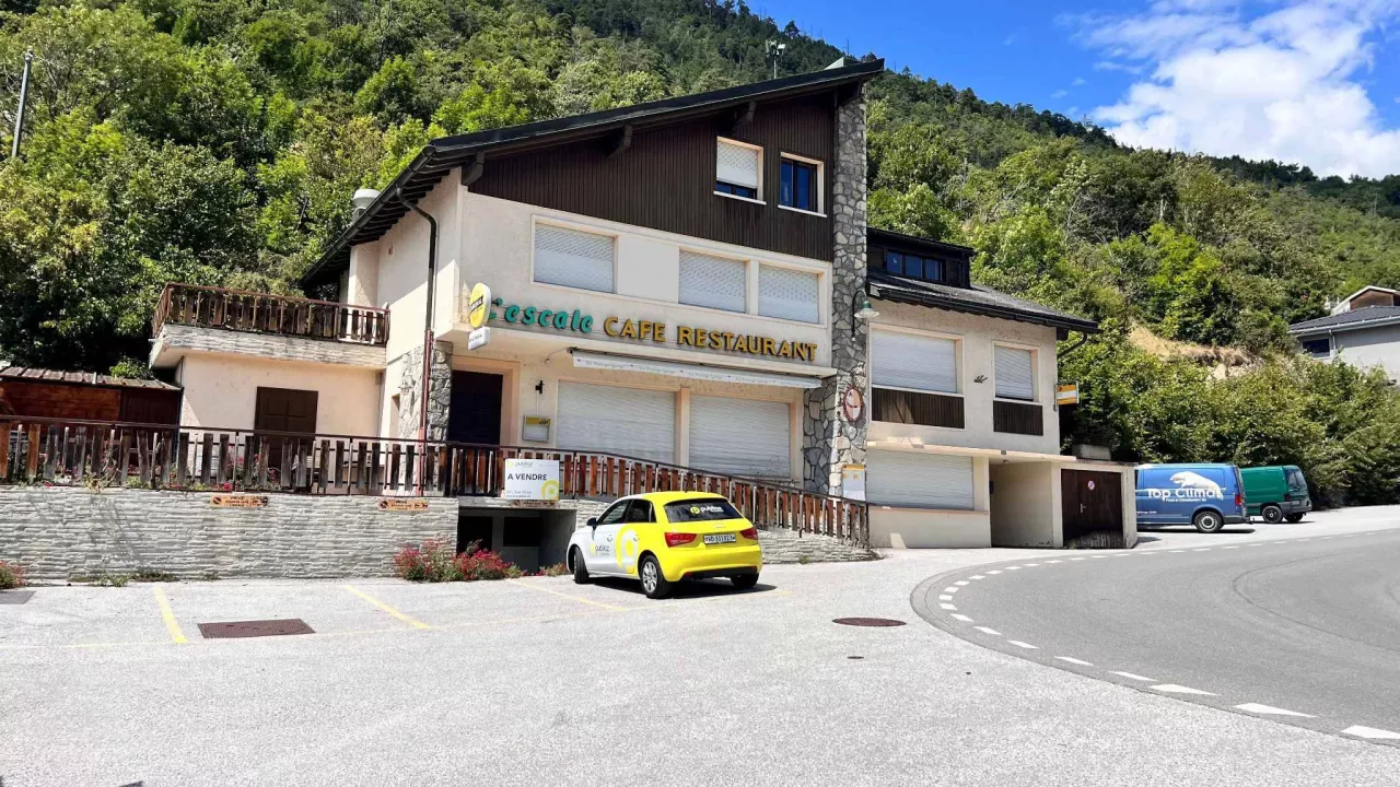 Flanthey - Superbe affaire, immeuble mixte avec nombreux parking !