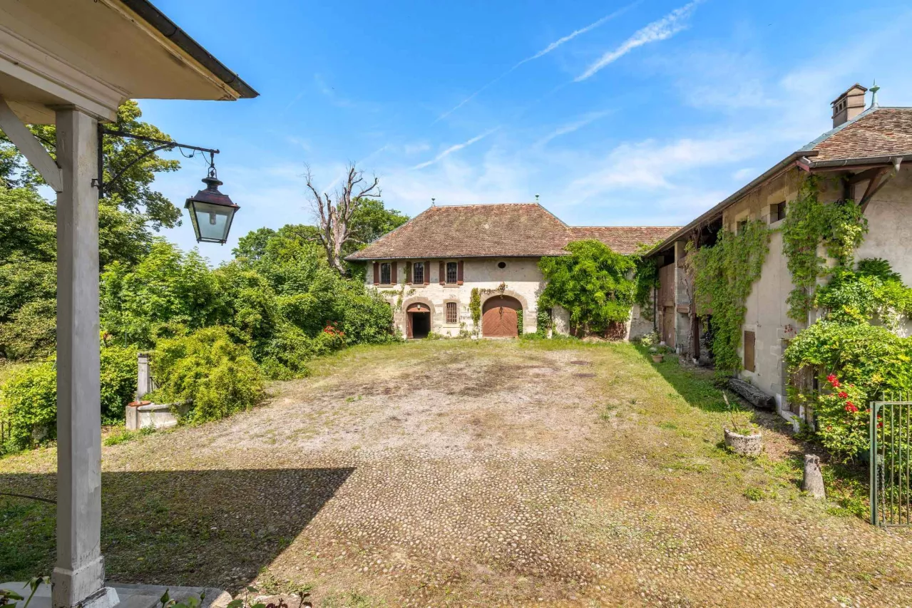 Avully - Authentique corps de ferme à rénover à Avully - en exclusivité