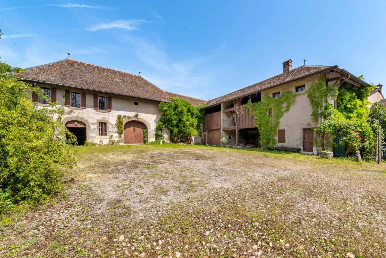 Avully - Authentique corps de ferme à rénover à Avully - en exclusivité