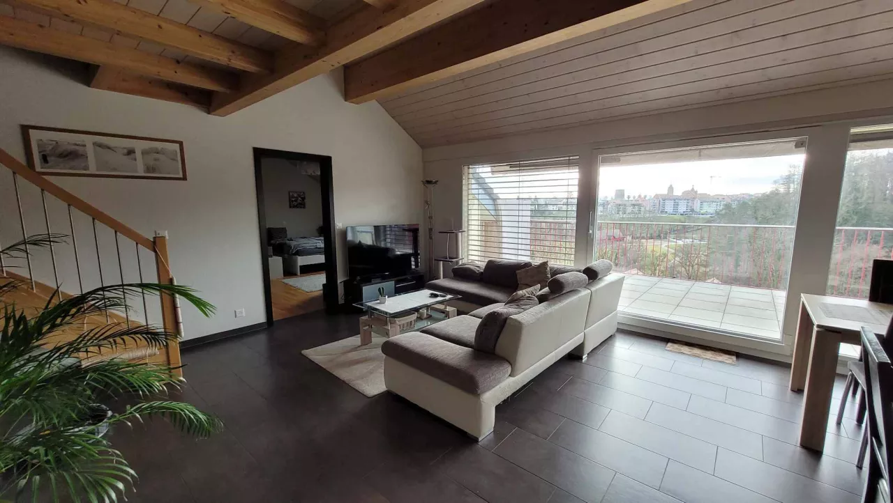 Orbe - Superbe duplex de 5½ pièces dans les combles avec grand balcon et magnifique vue dégagée, proche du centre-ville, vendu loué