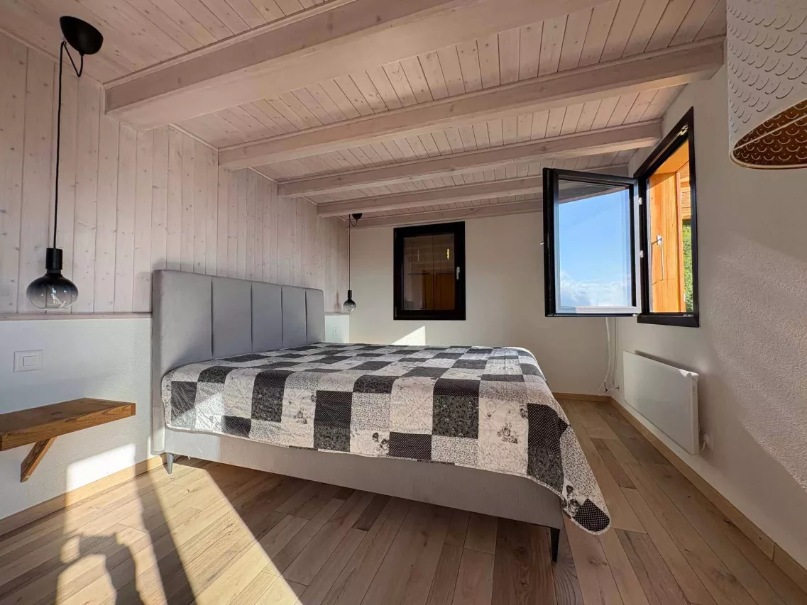 Chalet authentique rénové avec goût, environnement privilégié.
