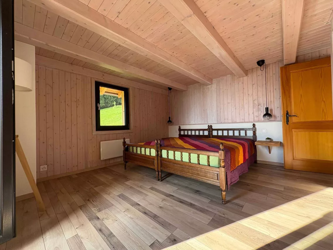 Chalet authentique rénové avec goût, environnement privilégié.