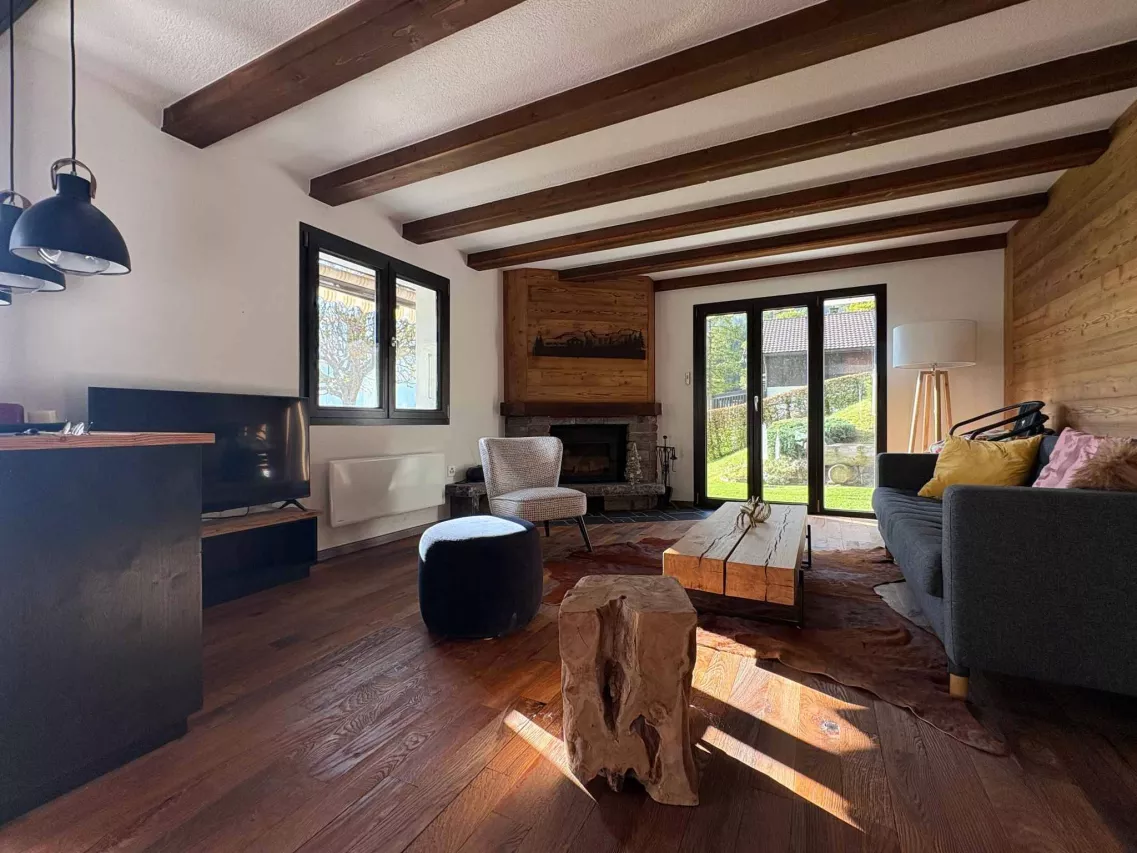 Chalet authentique rénové avec goût, environnement privilégié.