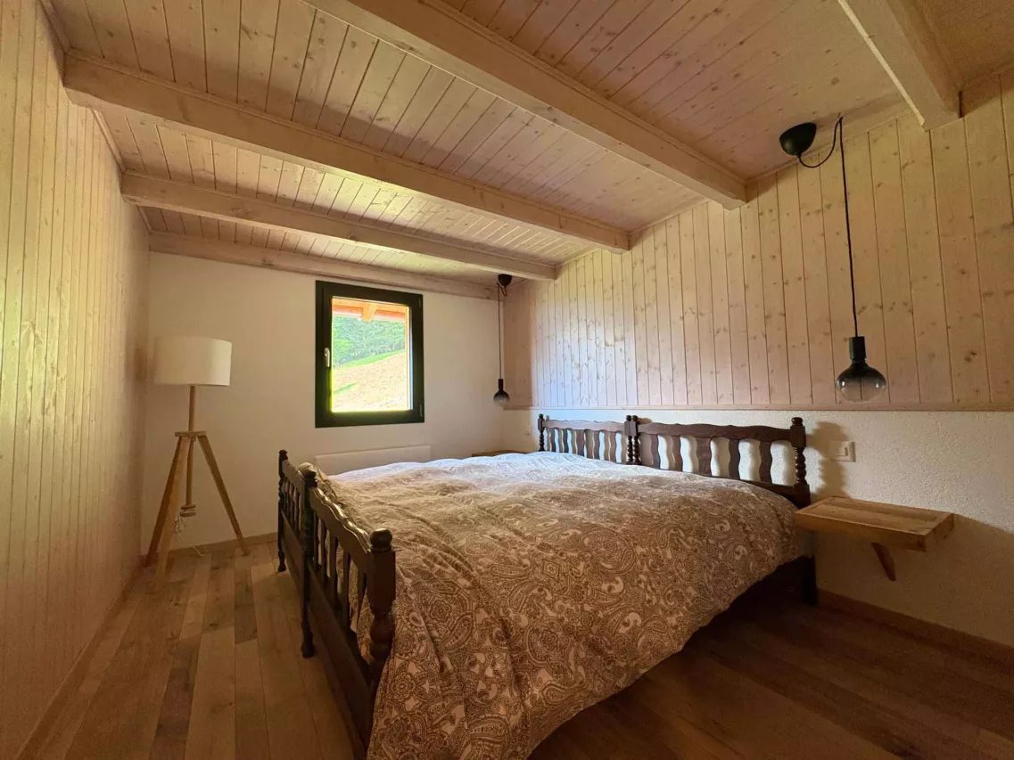 Chalet authentique rénové avec goût, environnement privilégié.