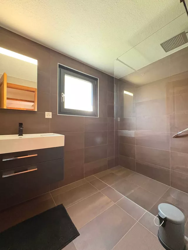 Chalet authentique rénové avec goût, environnement privilégié.