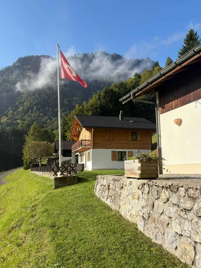 Chalet authentique rénové avec goût, environnement privilégié.