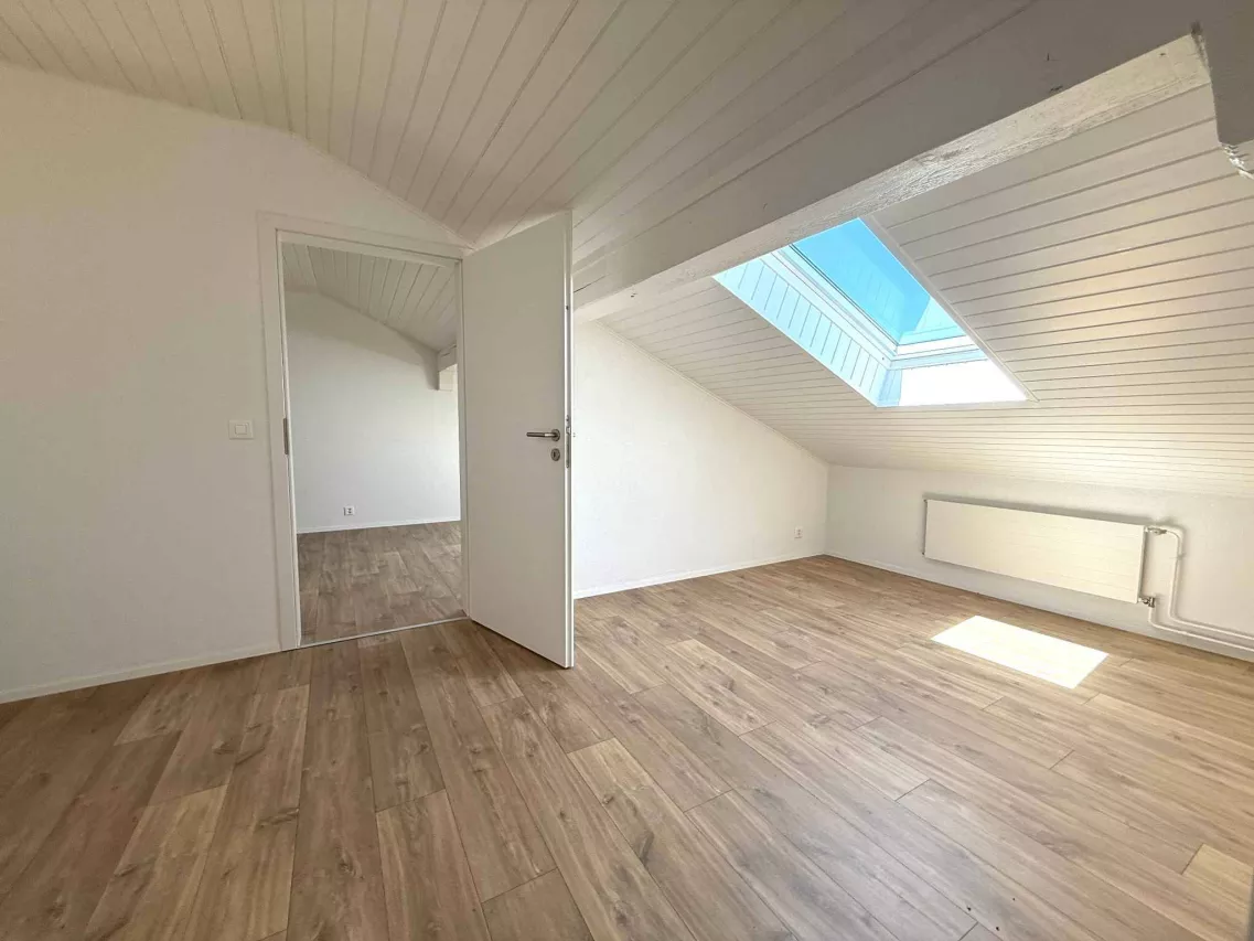 Montet (Broye) - Rénovation totale, magnifique appartement neuf situé dans les combles (type loft)